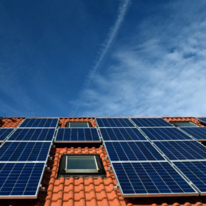 Zonnepanelen op dak van een woning