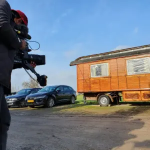 De cameraman in actie tijdens het filmen van de documentaire 'Wonen is bijzonder'.