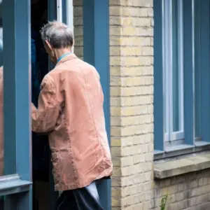 Man gaat huis binnen