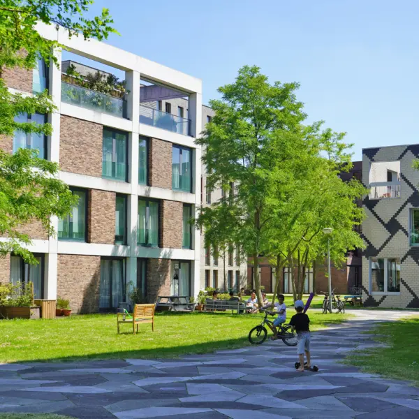 Kinderen spelen in een groene, klimaatbestendige straat