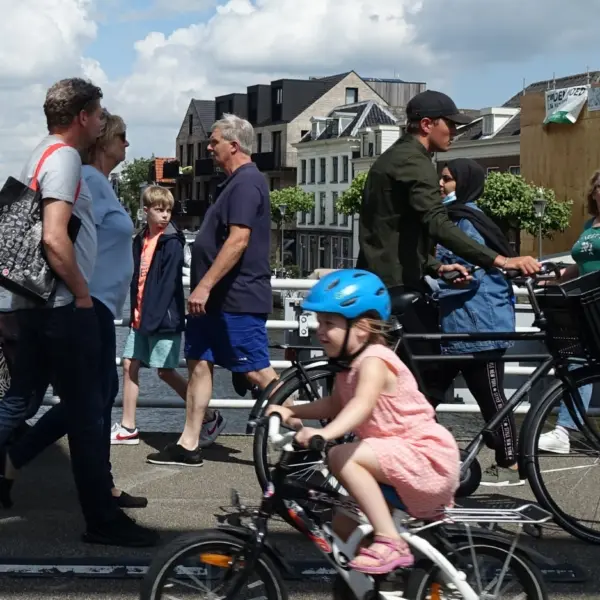 Passanten op brug Alphen a/d Rijn